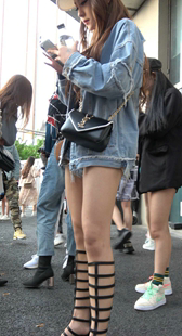 牛仔热裤高跟露臀肉美女