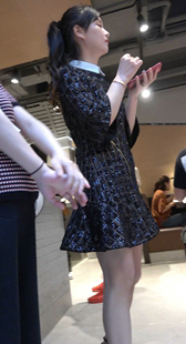 性感连衣短裙街拍高跟美少妇点餐