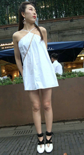 白色连衣短裙性感美腿漂亮美女