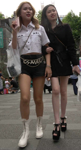 牛仔热裤和短裙两个性感美腿美眉