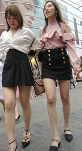 两个黑色包臀短裙白腿高跟美女