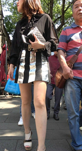 银色包臀短裙性感高跟白腿少妇