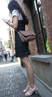 牛仔短裙高跟长腿美女