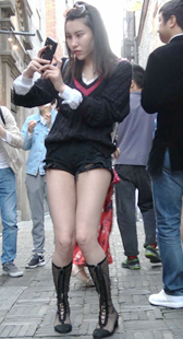 性感身材短裤大长腿高跟美女玩自拍