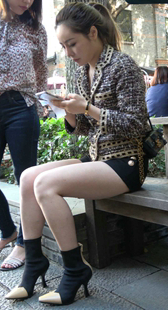 黑色短裤白皙大长腿高跟美少妇