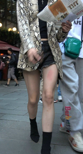 热裤性感白皙大长腿高跟漂亮美女