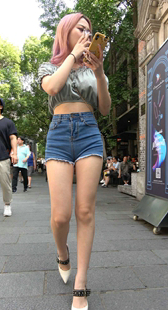 紧绷牛仔热裤性感身材