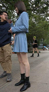 短裙高跟皮靴长发美女