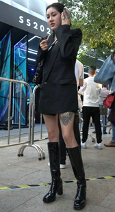 短裤性感大长腿高跟长靴酷美女