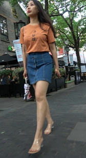 牛仔包臀短裙长发美女