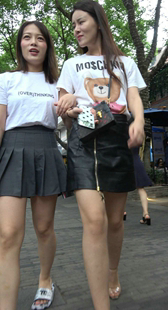 两个短裙高跟性感白腿漂亮美女