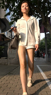 白色紧绷热裤性感长腿翘臀美女