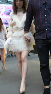 白色可爱连衣短裙肉色白腿漂亮美少妇