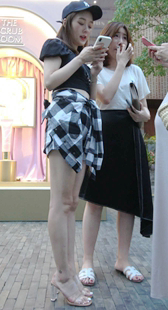 高挑身材性感大长腿美女