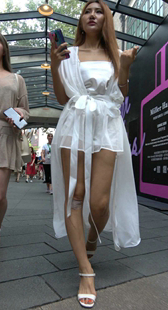 两个裙装高跟性感美腿美女