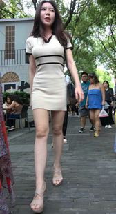 米色包臀短裙大长腿长发美女