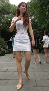 白色连衣短裙长腿美少妇