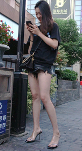 黑色牛仔热裤长腿长发美女