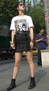 牛仔短裙白腿皮靴墨镜美女