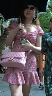 紧身花连衣短裙低胸装美少妇