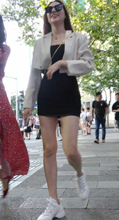 裙装墨镜长腿漂亮美女