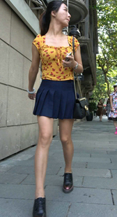 蓝色百褶短裙直腿美眉