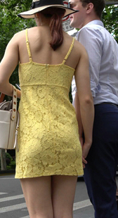 黄色吊带蕾丝连衣短裙美少妇