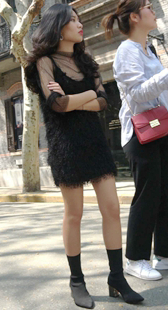 黑色短裙长腿高跟模特