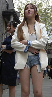 牛仔热裤圆润翘臀丰满妹子