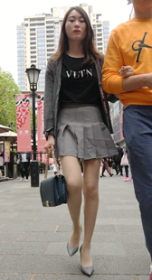 灰色百褶短裙丝袜高跟美女