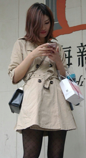 秒风衣短裙美少妇