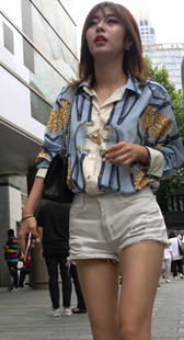 高跟细长腿白色牛仔热裤美少妇