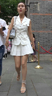 白色百褶短裙长腿美女