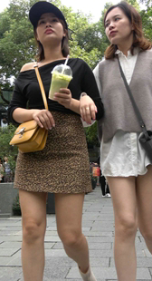 豹纹包臀短裙和热裤长腿漂亮小姐姐
