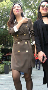 风衣连衣裙黑色丝袜高跟美女