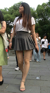 灰色百褶短裙白皙长腿美女