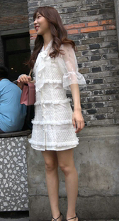 白色蕾丝连衣短裙美女
