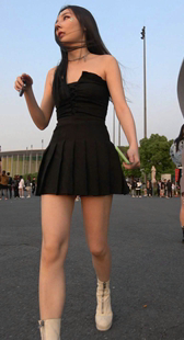 黑色短裙性感长腿长发美女