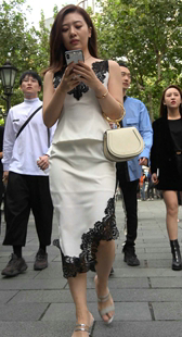 白色包臀短裙美腿美少妇