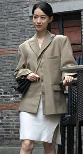 连衣裙高跟白皙长腿美女