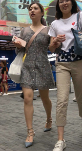 灰色连衣短裙高跟少妇