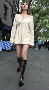 超短热裤极品身材长腿小姐姐