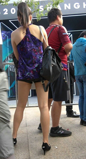 紧身热裤高跟大长腿少妇