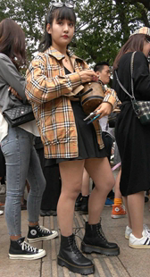 黑色超短裙丝袜细腿美女