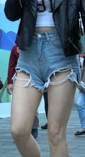 蓝色牛仔热裤高跟白腿漂亮美女