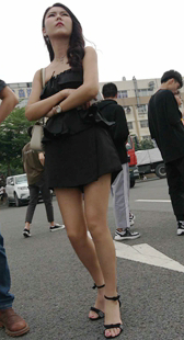 黑色宽松短裤高跟性感美女
