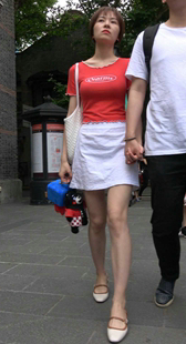 红衣白色短裙短发女神