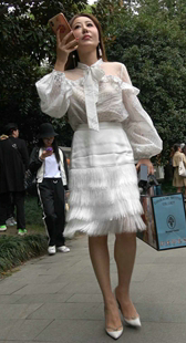 白色连衣包臀裙高跟优雅美少妇