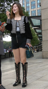 黑色短裤长腿长靴丰满翘臀美女