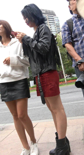 酒红色包臀短裙高跟白腿美女